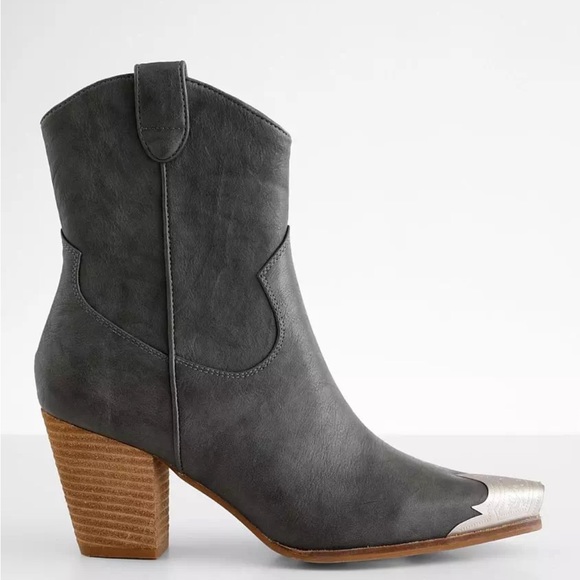 BEAST FASHION Shoes - Dakota Western Ankle Boot Size 8.5